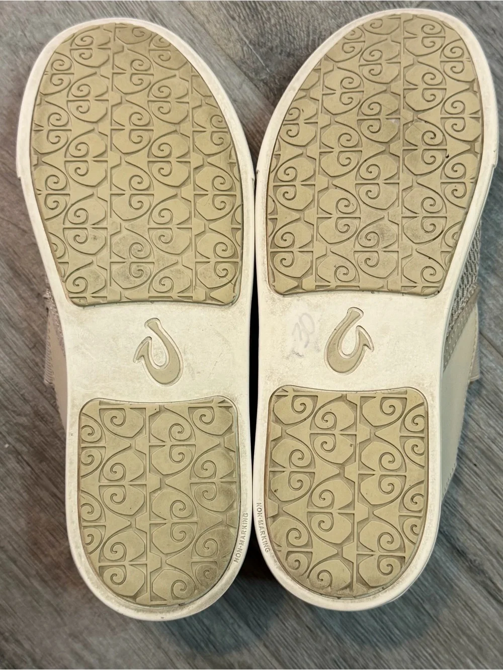 OluKai Pehuea Women's White Mesh Round Toe Slip-On Flat Shoes US 10 EU 40